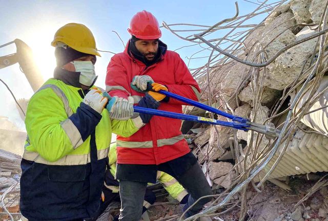 Enkazda bulunan para dolu banka kasası yetkililere teslim edildi