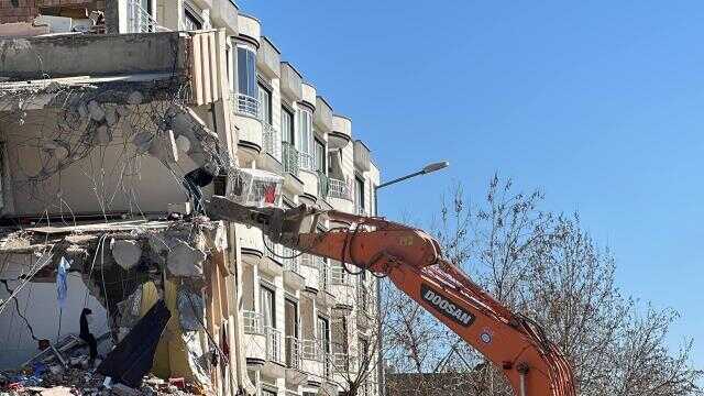 Eşyasını kurtarmaya çalışan depremzede pes dedirtti