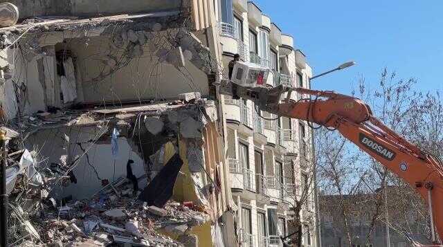 Eşyasını kurtarmaya çalışan depremzede pes dedirtti