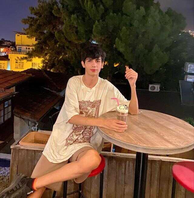 Taha Duymaz son yolculuğuna uğurlandı, kardeşi mezarı başından paylaşım yaptı