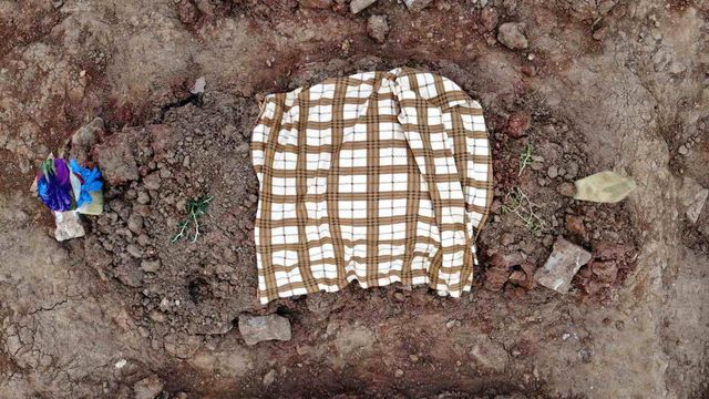Deprem bölgesinden yürek burkan görüntüler! Not bırakan da var üzerini örten de