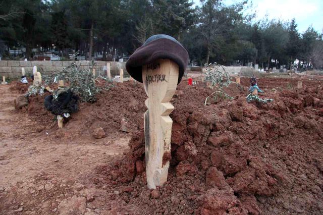 Deprem bölgesinden yürek burkan görüntüler! Not bırakan da var üzerini örten de
