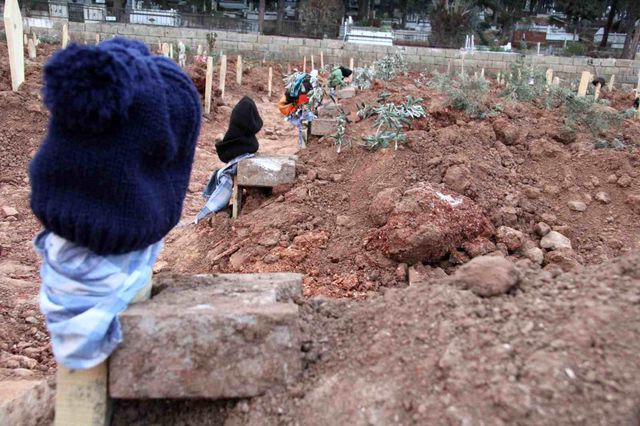 Deprem bölgesinden yürek burkan görüntüler! Not bırakan da var üzerini örten de