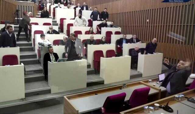 AK Parti'li meclis üyesi, Tanju Özcan'a su şişesi fırlattı