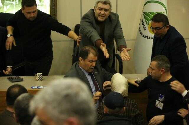AK Parti'li meclis üyesi, Tanju Özcan'a su şişesi fırlattı