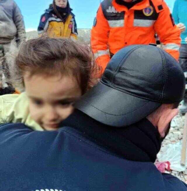 Ekipler tam o noktaya yoğunlaştı! Enkazdan uçup çıkan papağan anne ve kızını kurtardı Ekipler tam o noktaya yoğunlaştı! Enkazdan uçup çıkan papağan anne ve kızını kurtardı