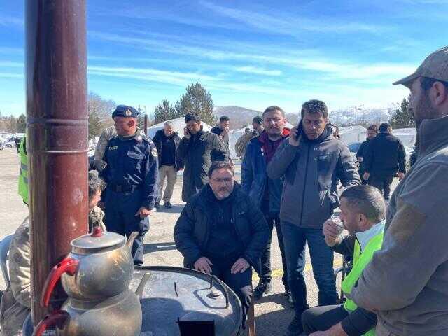 Elbistan Koordinasyon Valisi Gökmen Çiçek: Elbistan'da başlatılan enkaz kaldırma çalışmaları sürüyor Elbistan Koordinasyon Valisi Gökmen Çiçek: Elbistan'da başlatılan enkaz kaldırma çalışmaları sürüyor