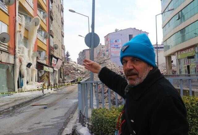 Görüntü Malatya'dan! Depremde ağır hasar alan binada dev buz sarkıtları oluştu