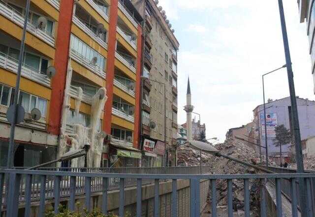 Görüntü Malatya'dan! Depremde ağır hasar alan binada dev buz sarkıtları oluştu