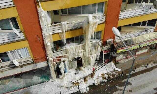 Görüntü Malatya'dan! Depremde ağır hasar alan binada dev buz sarkıtları oluştu