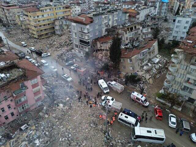 Hatay'da yaşanan 6.4'lük depremin ardından enkaz alanı günün ilk ışıklarıyla havadan görüntülendi
