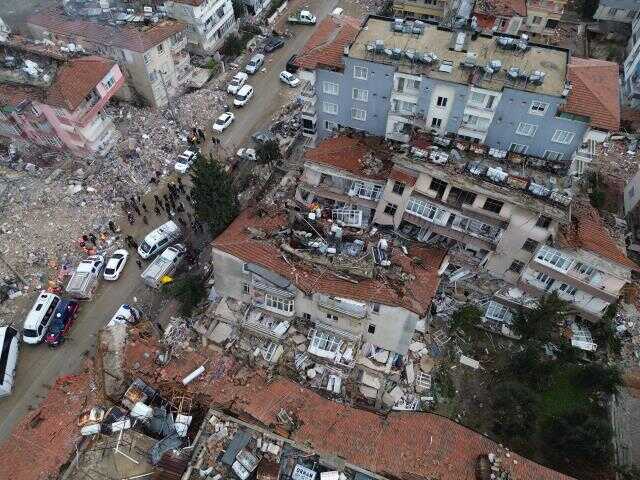 Hatay'da yaşanan 6.4'lük depremin ardından enkaz alanı günün ilk ışıklarıyla havadan görüntülendi