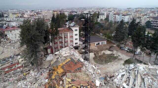 Hatay'daki depremde yıkılan üniversite misafirhanesinden geriye yangın merdiveni kaldı Hatay'daki depremde yıkılan üniversite misafirhanesinden geriye yangın merdiveni kaldı