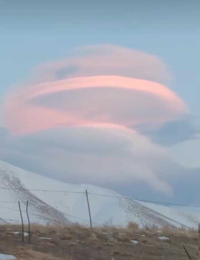 Van semalarında mercek bulutu görüldü Van semalarında mercek bulutu görüldü