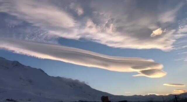 Van semalarında mercek bulutu görüldü Van semalarında mercek bulutu görüldü