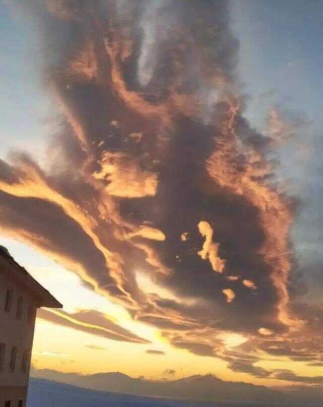 Van semalarında mercek bulutu görüldü Van semalarında mercek bulutu görüldü