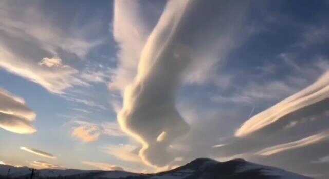 Van semalarında mercek bulutu görüldü Van semalarında mercek bulutu görüldü