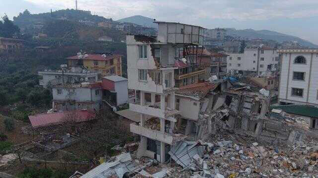 Yarısı çöken binanın üstündeki 'güvercin evi' son depremlerle de yıkılmadı! Binanın son hali inanılmaz