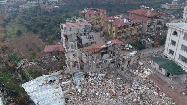 Yarısı çöken binanın üstündeki 'güvercin evi' son depremlerle de yıkılmadı! Binanın son hali inanılmaz