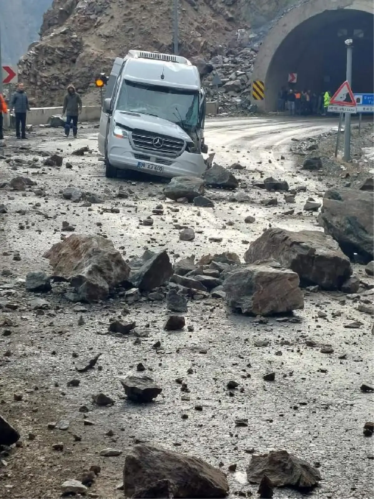 Artvin'de heyelan; kayaların düştüğü minibüste 4 kişi yaralandı