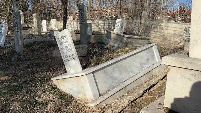 Burası deprem bölgesi değil! 11 yıl önce ortaya çıkan topraktaki yüzey kırıkları, iki mahalleyi yutmak üzere