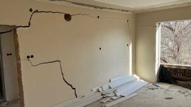 Burası deprem bölgesi değil! 11 yıl önce ortaya çıkan topraktaki yüzey kırıkları, iki mahalleyi yutmak üzere