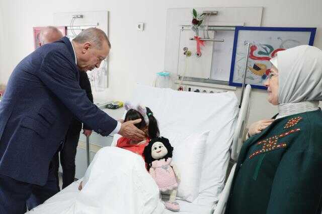 Cumhurbaşkanı Erdoğan, enkazdan 248. saatte kurtarılan Aleyna'yı hastanede ziyaret etti