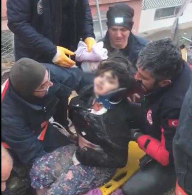Depremde can veren anne ve babası, Eylül'e siper olmuş Depremde can veren anne ve babası, Eylül'e siper olmuş