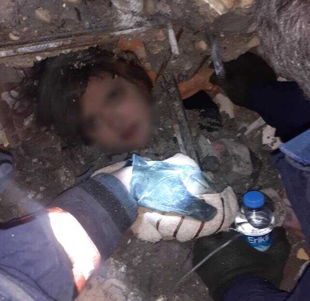 Depremde can veren anne ve babası, Eylül'e siper olmuş Depremde can veren anne ve babası, Eylül'e siper olmuş