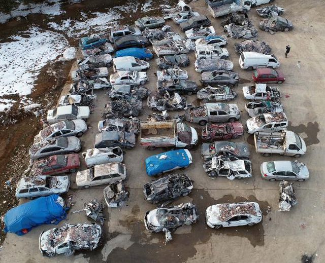 Depremin merkez üssünde araç mezarlığı! Askerler 24 saat nöbet tutuyor