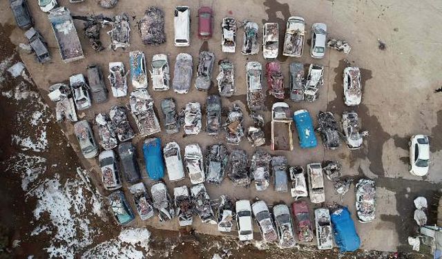 Depremin merkez üssünde araç mezarlığı! Askerler 24 saat nöbet tutuyor