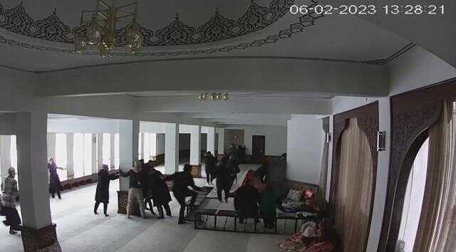 Depreme camide yakalandılar! Tekbir getiren de oldu kolona sarılan da