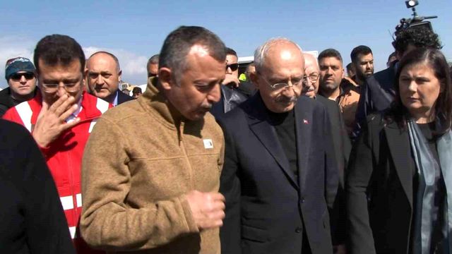 Kocaeli Büyükşehir Belediyesi'nin kurduğu çadır kenti ziyaret eden Kılıçdaroğlu, övgüler dizdi