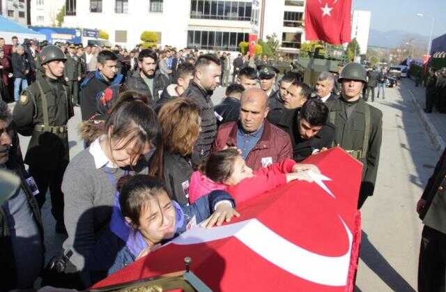 Şehidin cenazesinde tabuta sarılan 4 çocuğun feryadı yürek dağladı