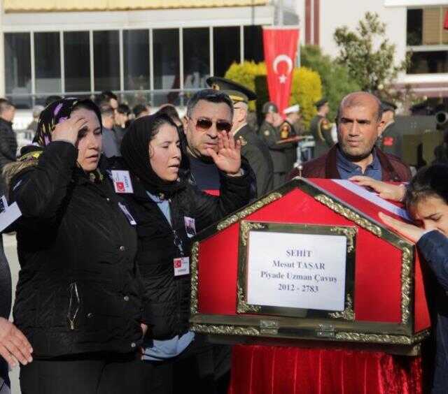 Şehidin cenazesinde tabuta sarılan 4 çocuğun feryadı yürek dağladı