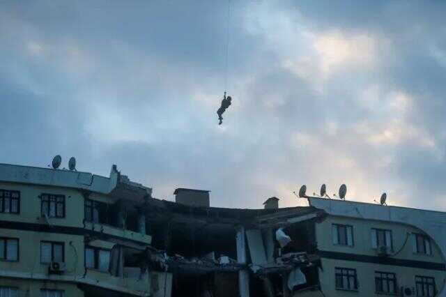 Yıkımına ara verilen sitede film gibi kedi kurtarma operasyonu