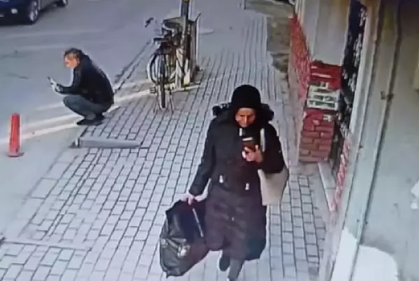 Deprem bölgesine gidecek kurtarma görevlisinin poşetini çaldı! Kamera anbean kaydetti Deprem bölgesine gidecek kurtarma görevlisinin poşetini çaldı! Kamera anbean kaydetti