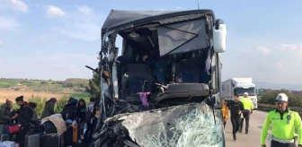 Depremzede öğrencileri Konya'ya götüren otobüs, kamyona çarptı: 2 ölü, 6 yaralı
