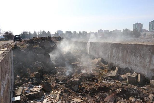 DİYARBAKIR'DA DEPREM SONRASI YERİN ALTINDAN ÇIKAN DUMAN 18 GÜNDÜR TÜTÜYOR