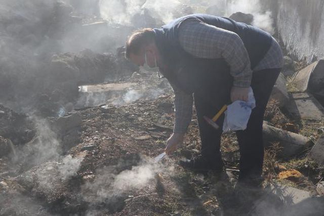 DİYARBAKIR'DA DEPREM SONRASI YERİN ALTINDAN ÇIKAN DUMAN 18 GÜNDÜR TÜTÜYOR