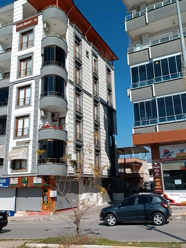 Belediyenin sürekli bağış istemesi nedeniyle sektörü bırakan müteahhidin hiçbir binası yıkılmadı