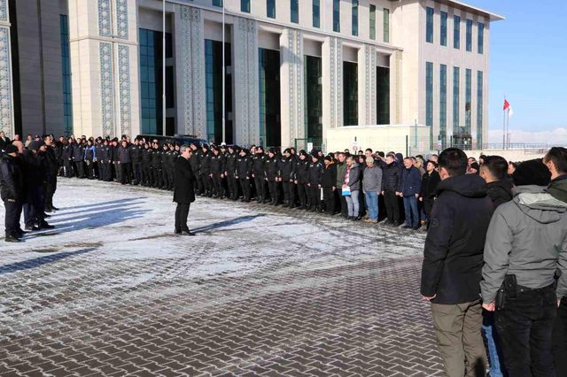 300 polis dualarla yardım için deprem bölgesine gönderildi