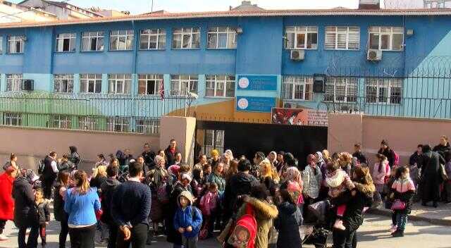 Gaziosmanpaşa'da duvarlarında çatlaklar bulunan okul önünde eylem