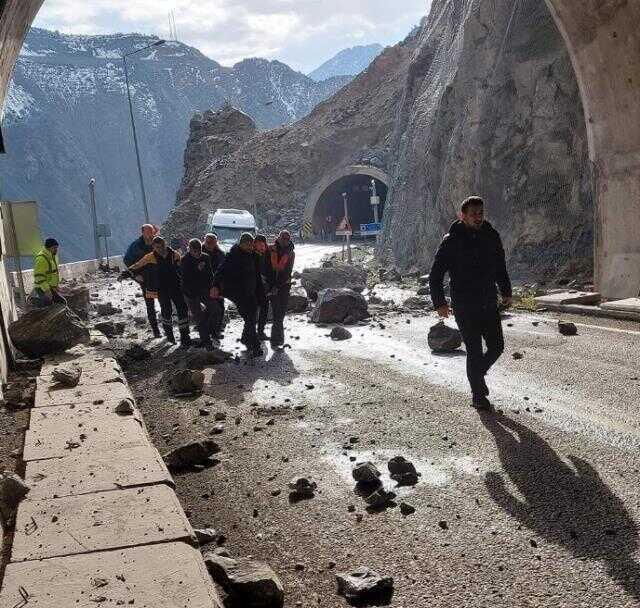 Heyelan anına ait görüntüler ortaya çıktı! Dev kayalar, servis aracına böyle isabet etmiş Heyelan anına ait görüntüler ortaya çıktı! Dev kayalar, servis aracına böyle isabet etmiş