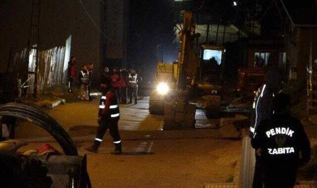 Olası deprem haberleriyle gündeme gelen İstanbul'da yoldaki çökme nedeniyle iki bina boşaltıldı