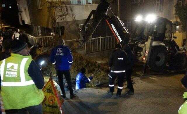 Olası deprem haberleriyle gündeme gelen İstanbul'da yoldaki çökme nedeniyle iki bina boşaltıldı