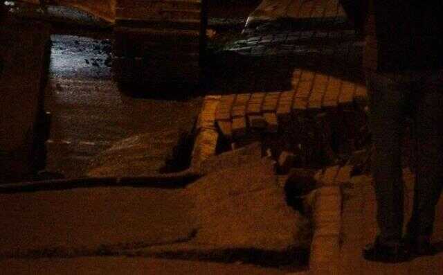 Olası deprem haberleriyle gündeme gelen İstanbul'da yoldaki çökme nedeniyle iki bina boşaltıldı