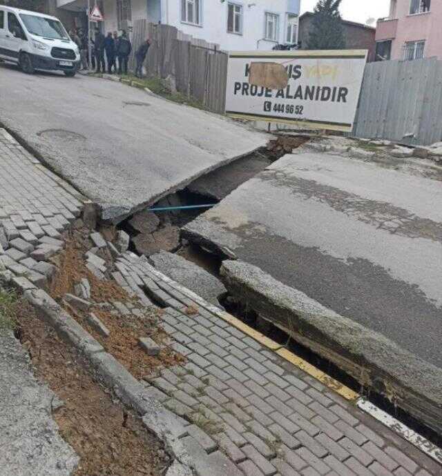 Olası deprem haberleriyle gündeme gelen İstanbul'da yoldaki çökme nedeniyle iki bina boşaltıldı