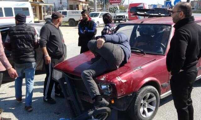 Otomobille motosiklet çarpıştı, sürücüsünün bacağı dizinden ters döndü