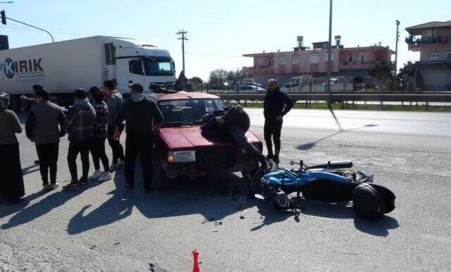 Otomobille motosiklet çarpıştı, sürücüsünün bacağı dizinden ters döndü